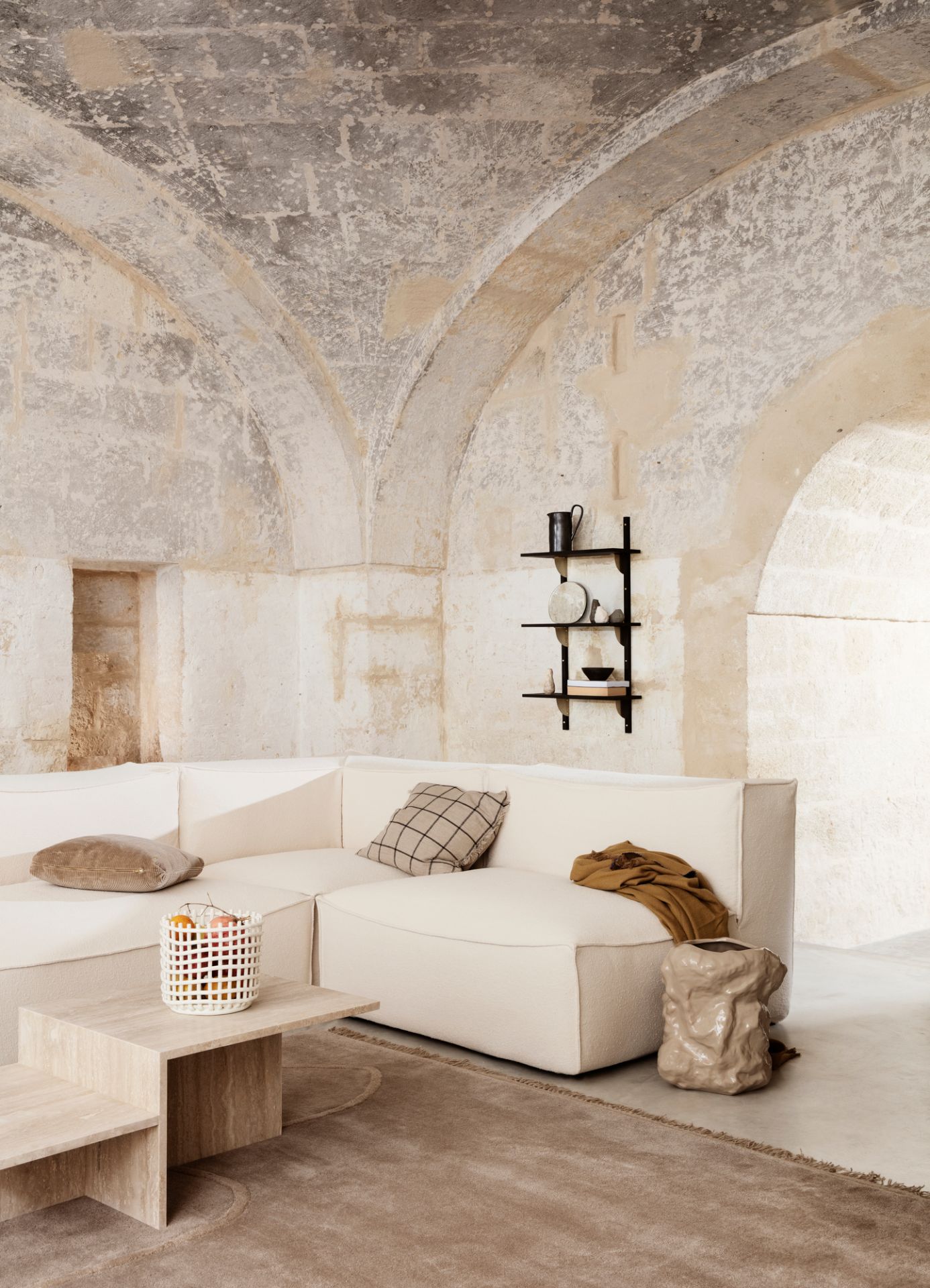 Ferm Living Ceramic Basket auf Couchtisch in stilvollem Wohnzimmer mit Designermöbeln und modernem Interieur.