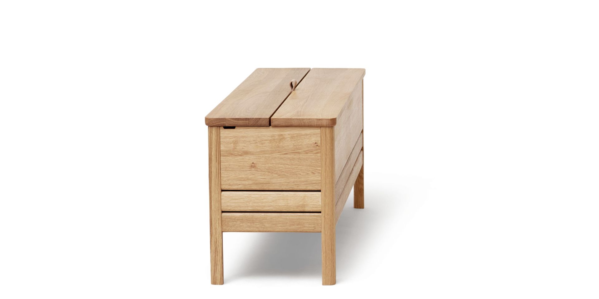 A Line Truhenbank aus Eiche, weiß geölt, mit Stauraum und minimalistischem Design.