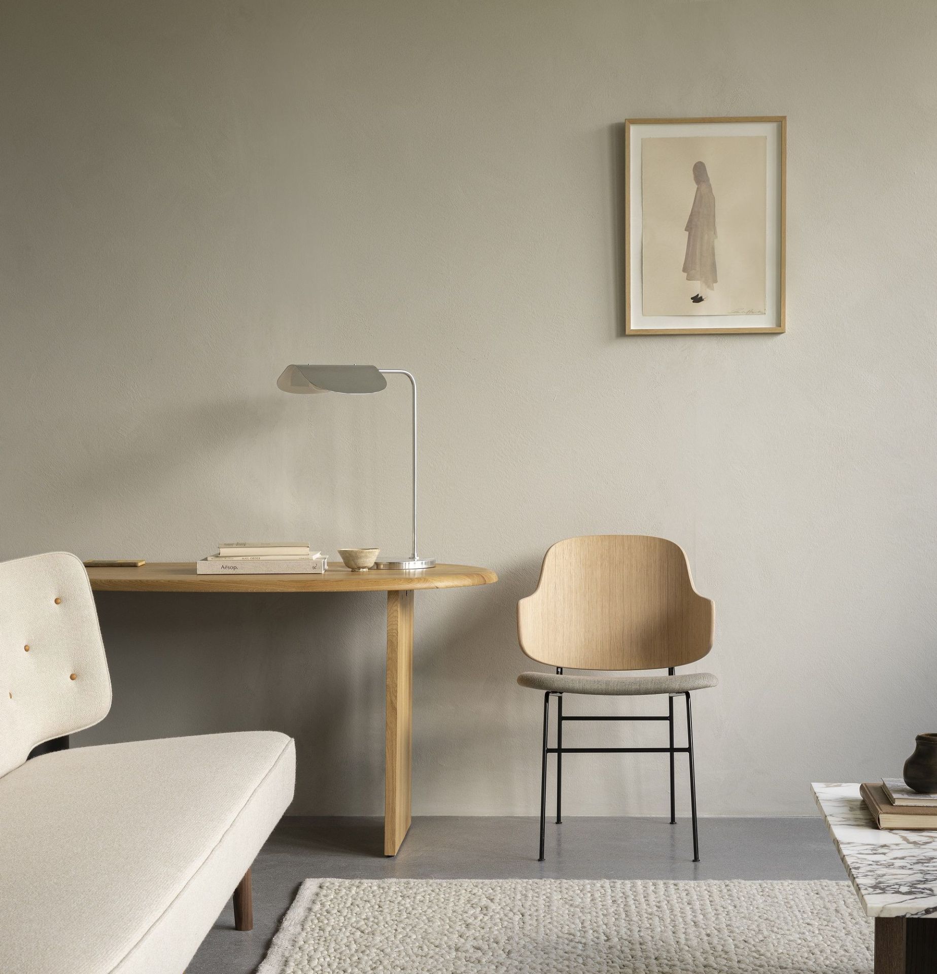 The Eclipse Desk von Audo Copenhagen mit Holzstuhl und Lampe in einem minimalistischen Büro.