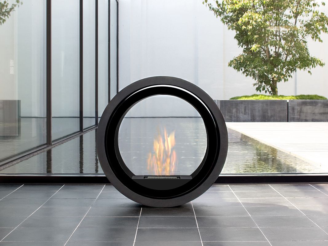 Roll Fire Kamin: Runder, rollbarer Kamin mit Tenderflame Brenner und sichtbaren Flammen.