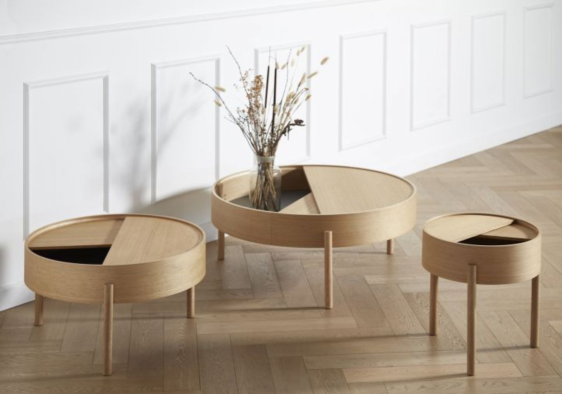 Arc Couchtisch aus geölter Eiche von Woud, drei runde Tische mit Stauraum im minimalistischen Design.