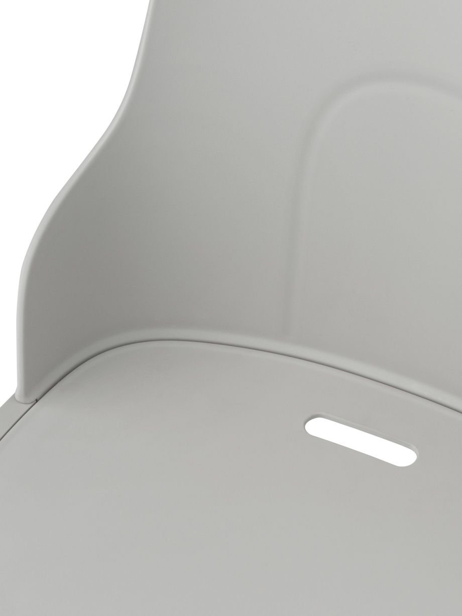 Detailaufnahme des Allez Chair PP Stuhls von Normann Copenhagen in hellem Grau, Sitzfläche und Rückenlehne.