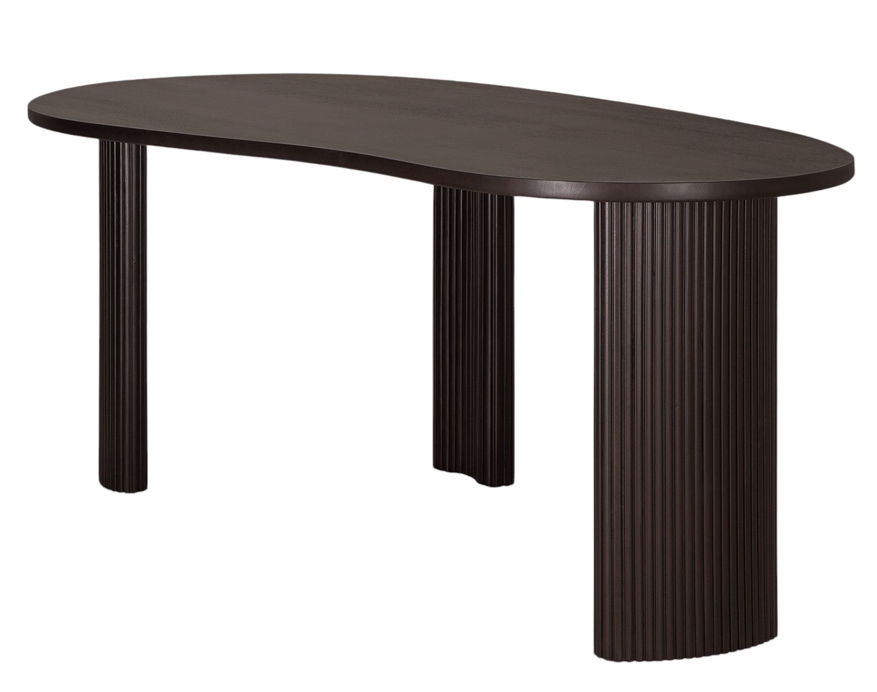 Ethnicraft Schreibtisch Boomerang aus dunklem Holz mit geriffelten Beinen, modernes Design für Büro und Arbeitszimmer.