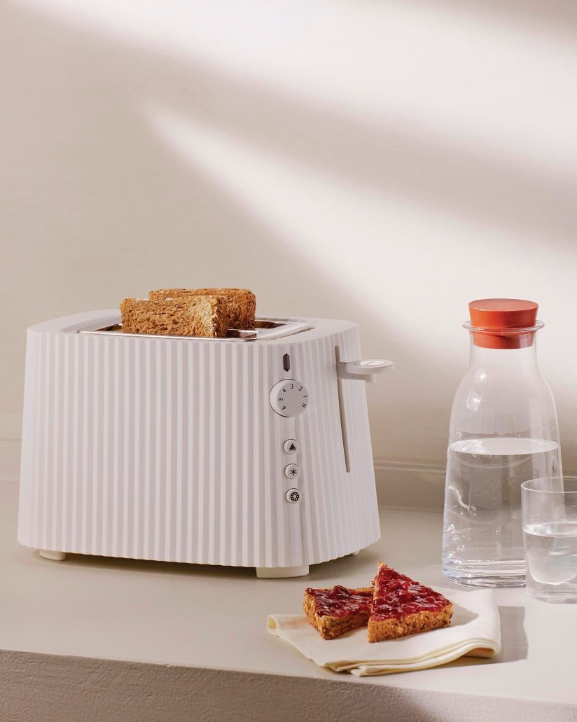 Alessi Plissé Toaster mit Toast, Wasserkocher und Glas für ein stilvolles Frühstück.