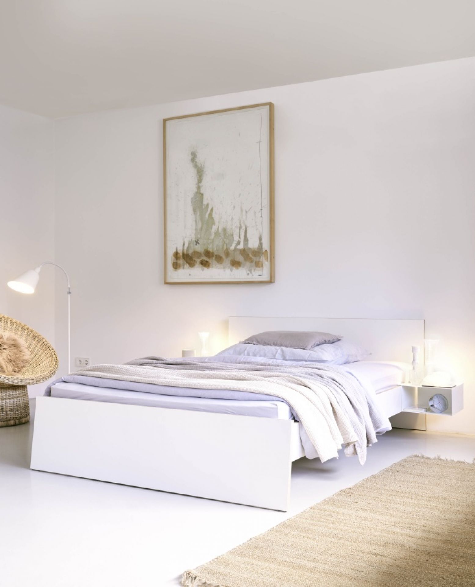 Weißes Stockholm Bett von Richard Lampert mit hohem Kopfteil und Nachttisch.