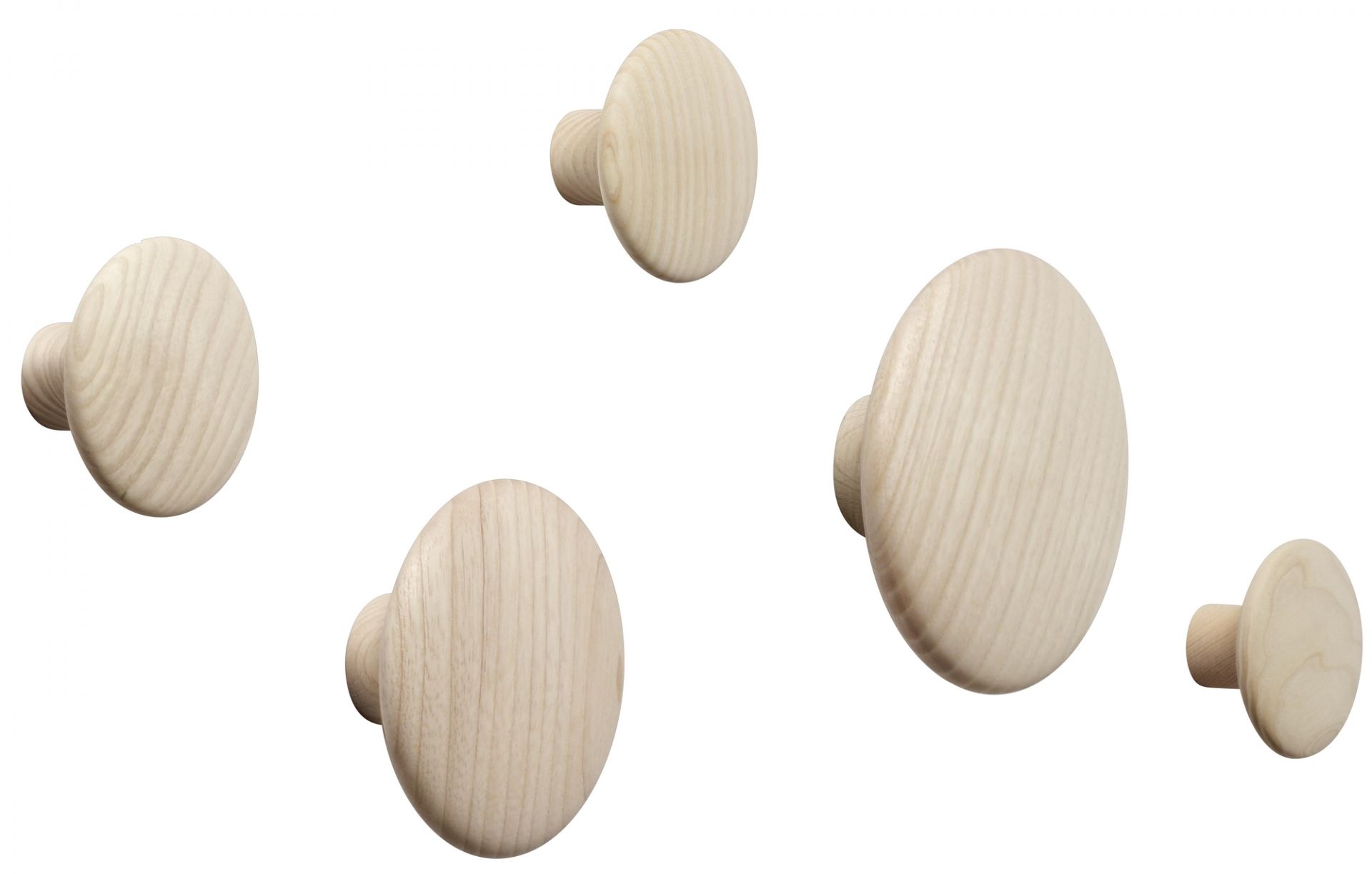 Fünf graue The Dots Garderobenhaken von Muuto aus Holz in verschiedenen Größen vor weißem Hintergrund.