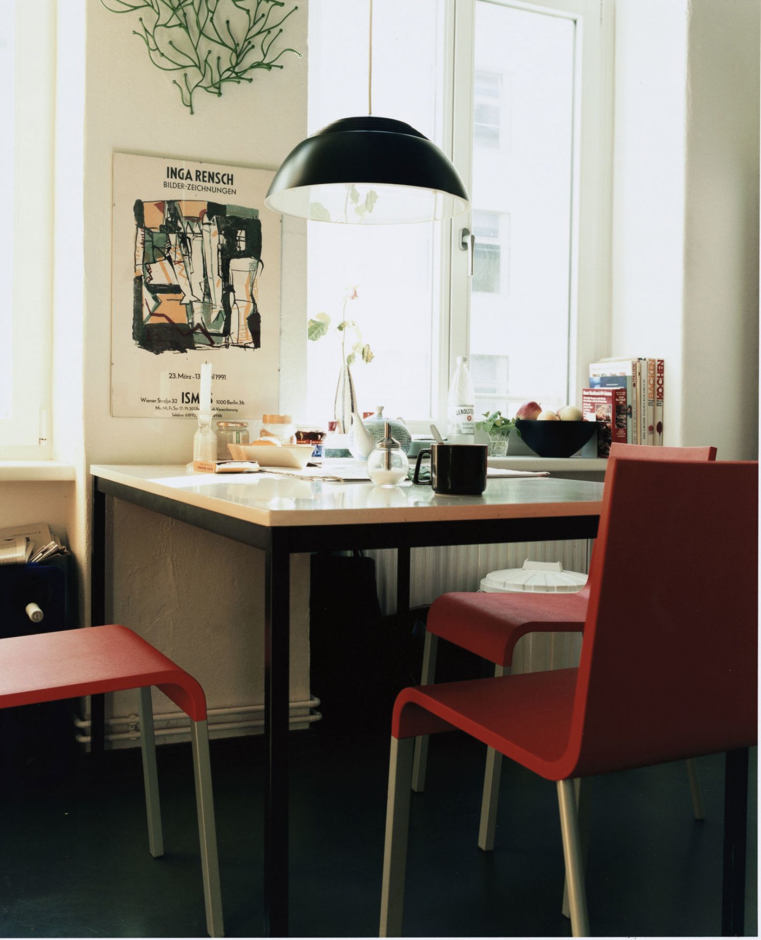 Roter .03 Stuhl von Vitra an einem Esstisch, modernes Möbeldesign für Wohnräume.