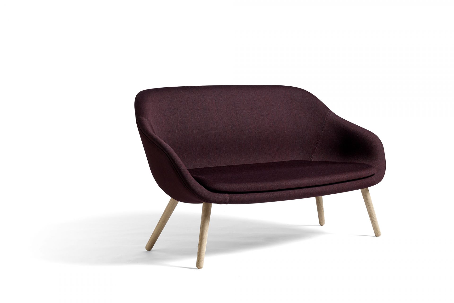 About a Lounge Sofa von Hay, AAL Sofa in Aubergine mit Holzbeinen.