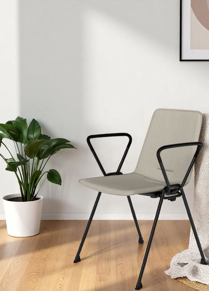 Beiger 1651 Yunity Armchair Armlehnstuhl von Walter Knoll mit schwarzem Gestell und Armlehnen.