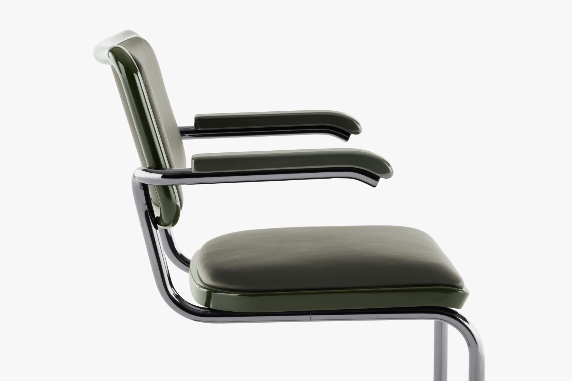 JS. Thonet S 64 P Freischwinger Stuhl, olivgrünes Leder, verchromtes Stahlrohr Gestell, seitliche Ansicht.