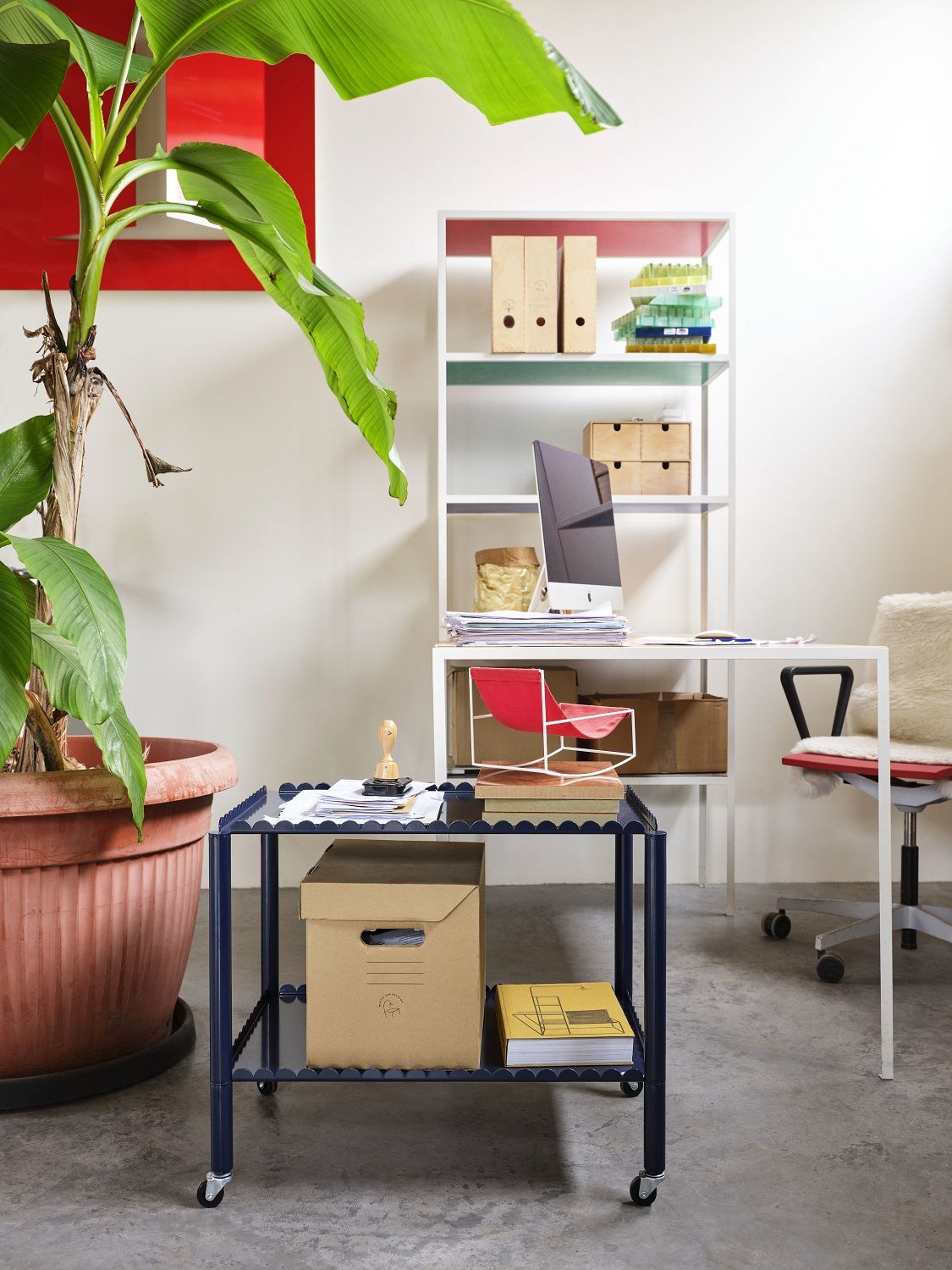 Stahlblauer Arcs Trolley Servierwagen Low von Hay im modernen Büro mit Pflanze und Schreibtisch.