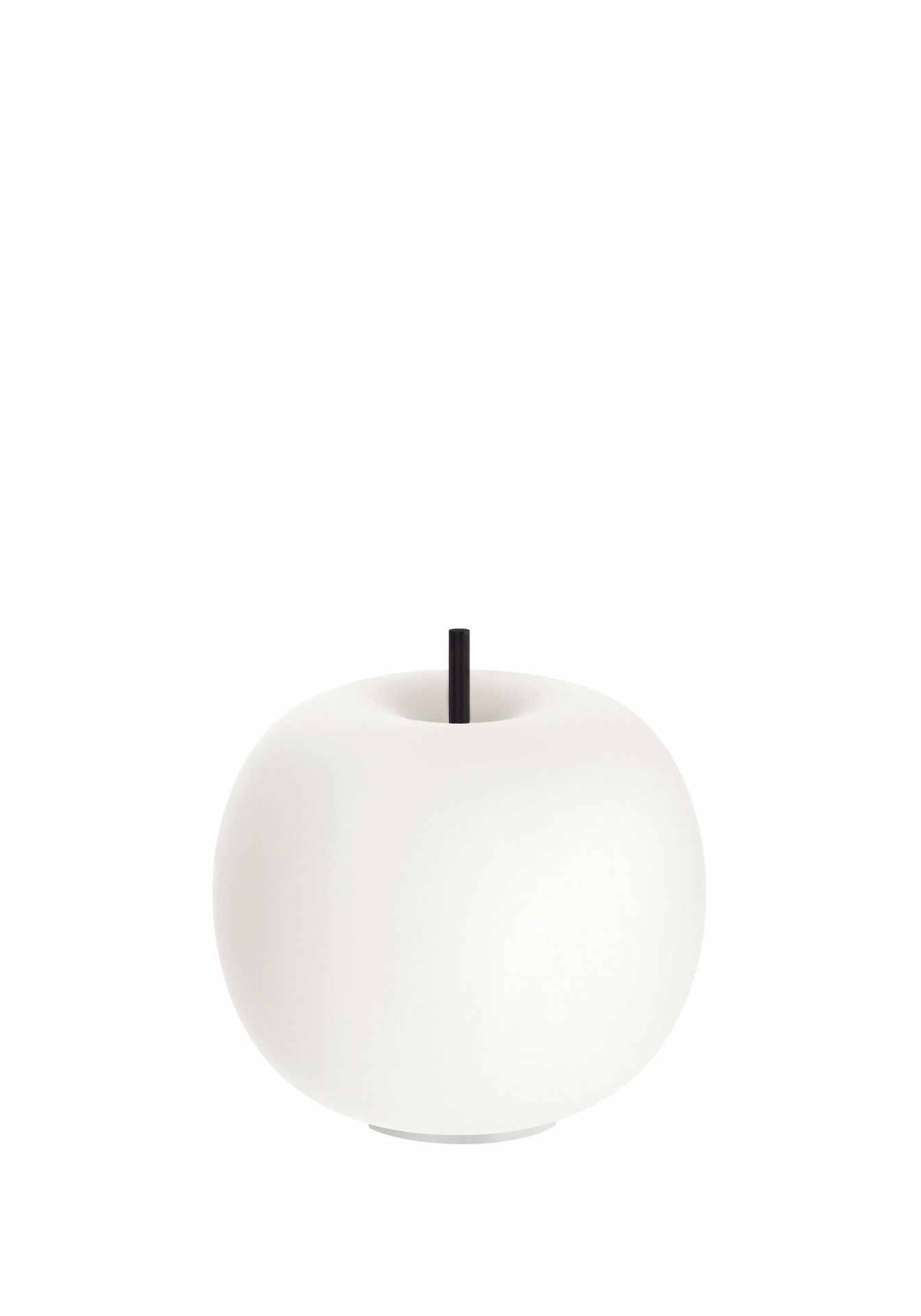 Weiße Kushi Tischleuchte von Kdln, modernes Design, Apfelform mit schwarzem Stiel, stimmungsvolle Beleuchtung.