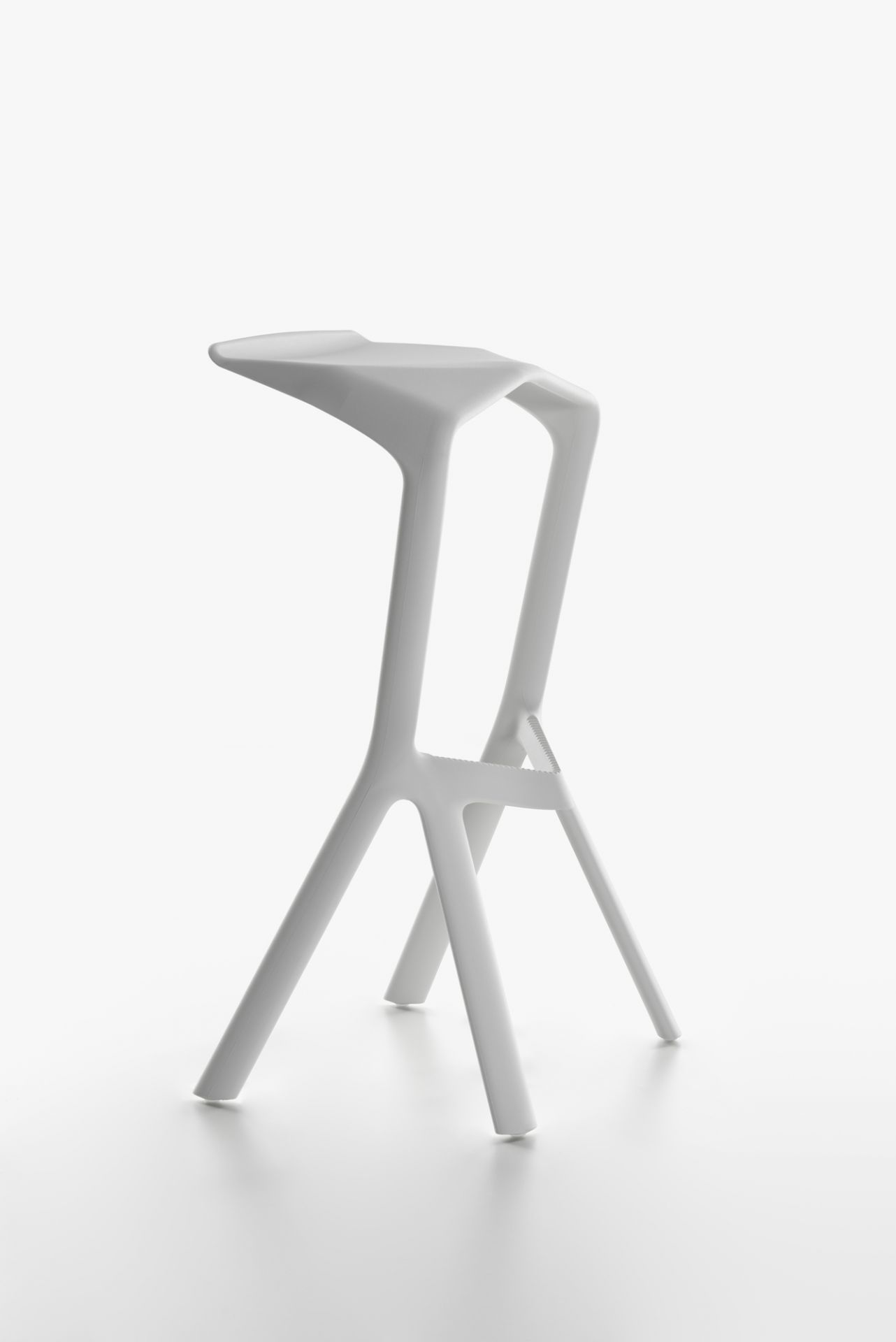 Weißer Miura Barhocker von Plank, moderner Design Hocker für Küche oder Bar.