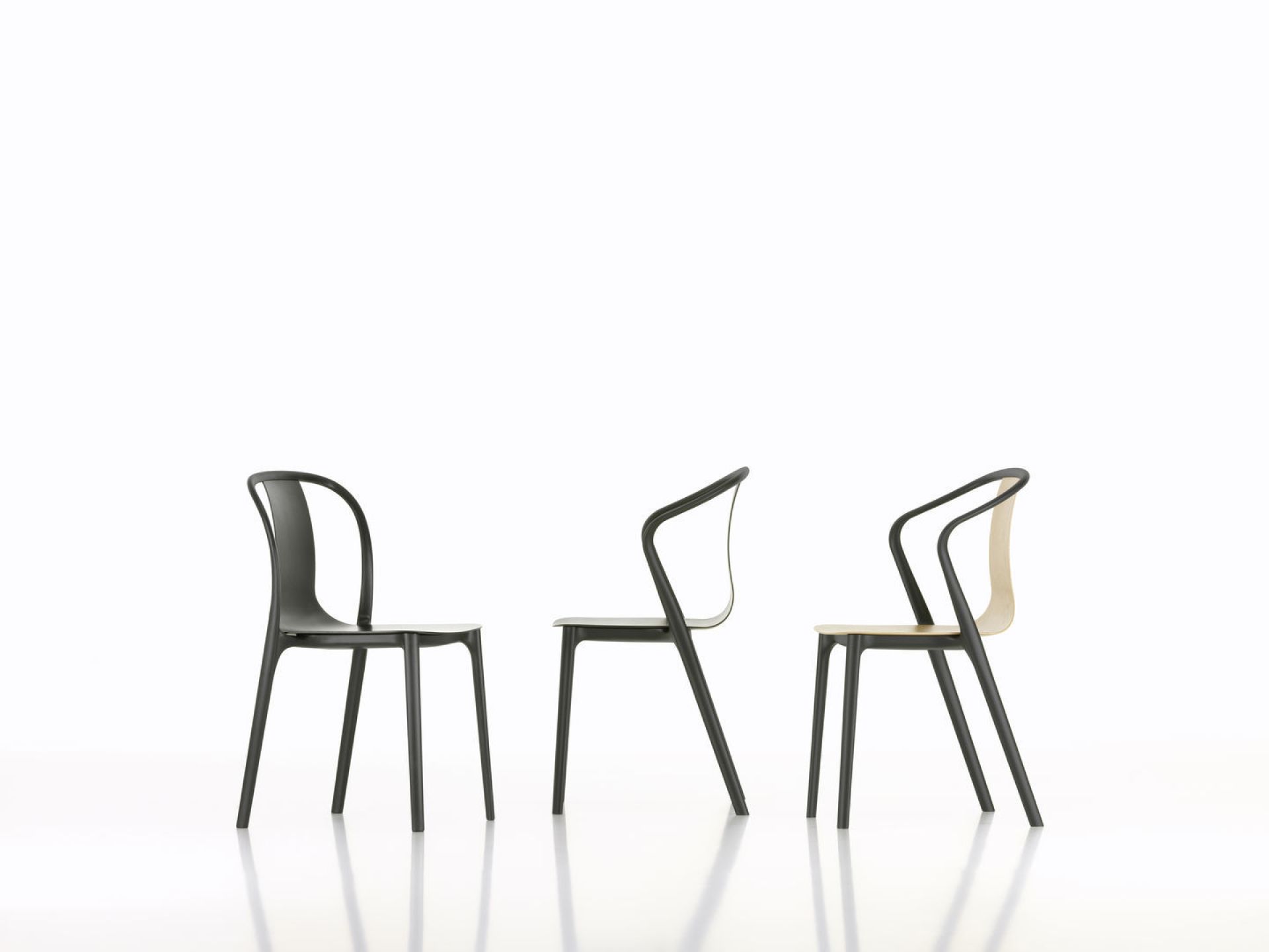Drei Vitra Belleville Chair Holzstühle in Schwarz und Naturholz auf weißem Hintergrund.