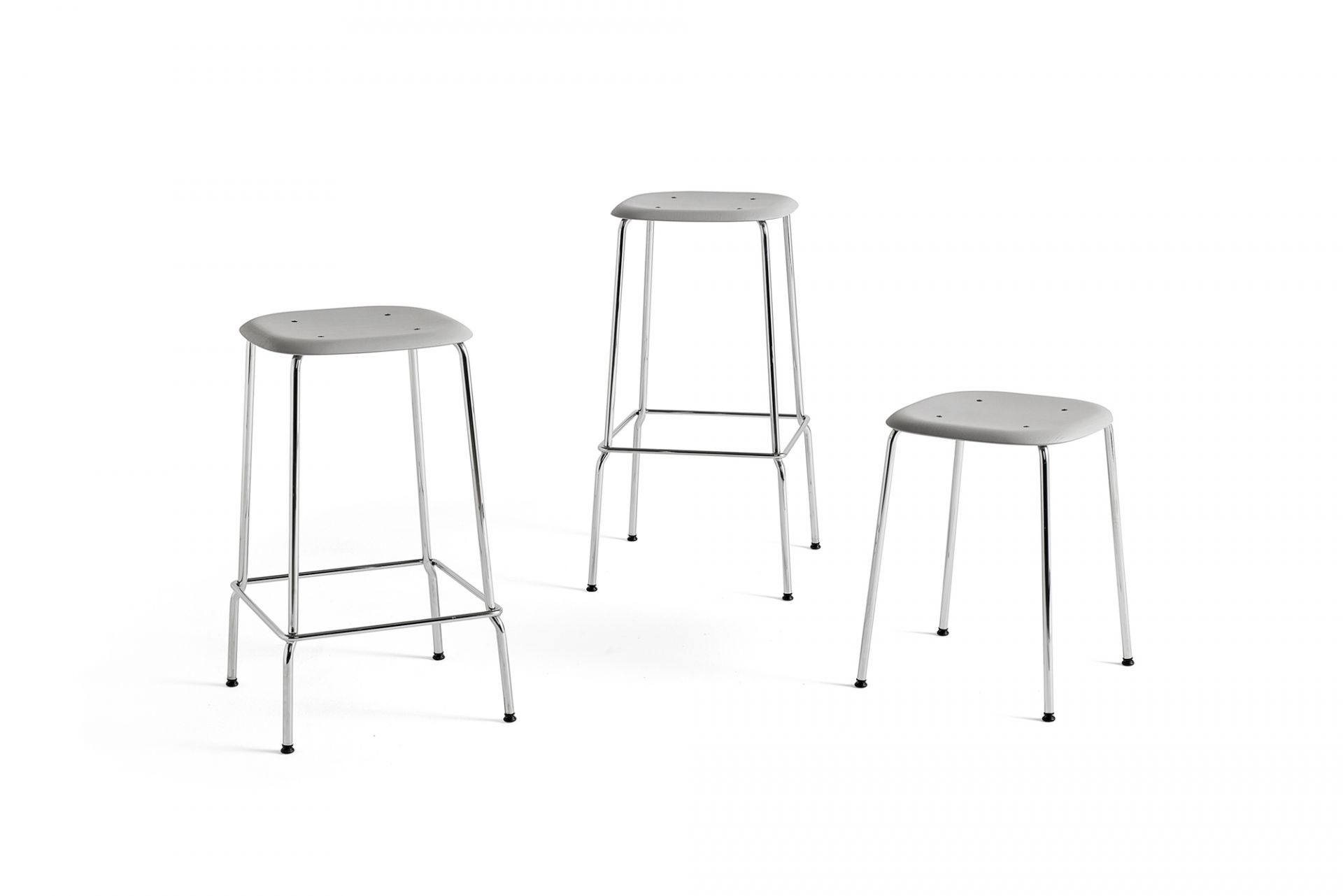 Drei Soft Edge Barhocker von Hay mit Chromgestell und geräucherter Eichenholz Sitzfläche.