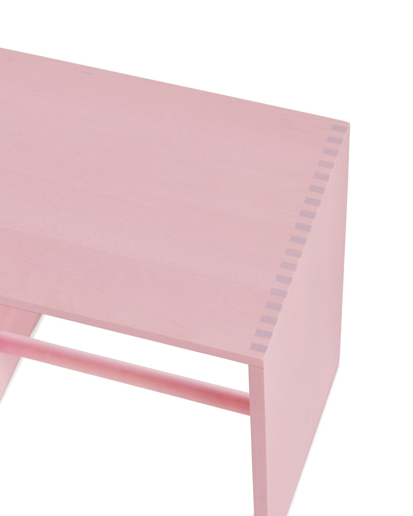 Detailaufnahme des Ulmer Hocker Max Bill Rosa, ein moderner, minimalistischer Hocker aus Holz.