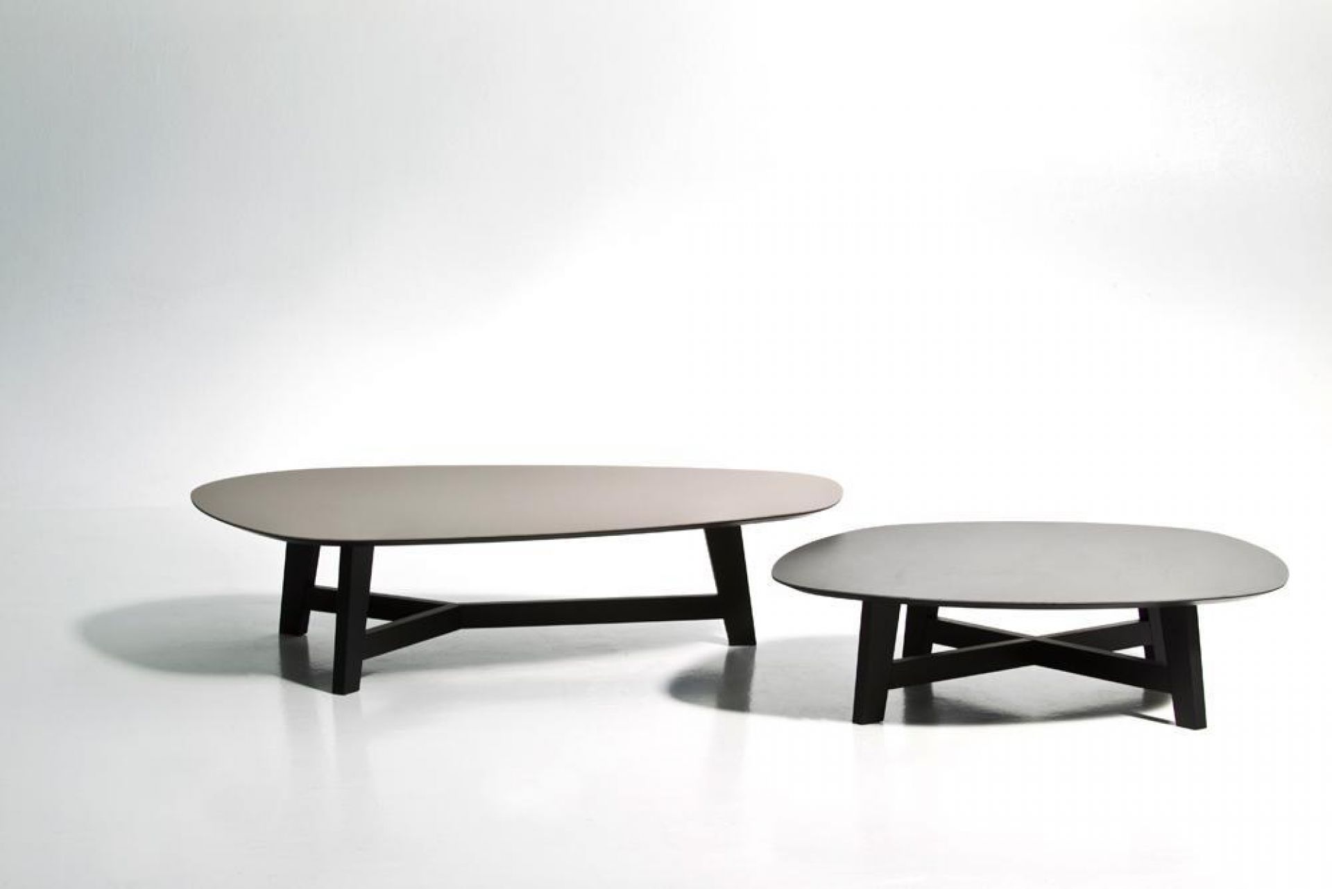 Phoenix-tafel: onderstel en blad van eikenhout, Moroso