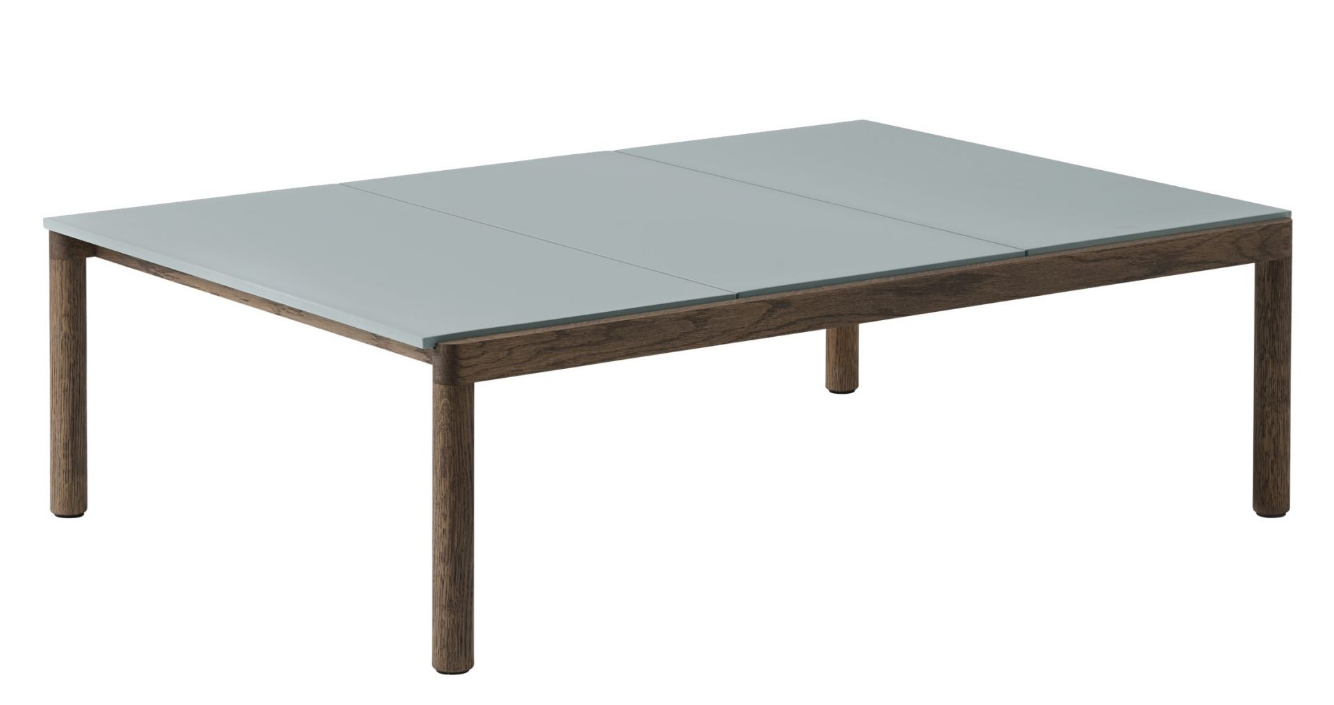 Muuto Couple Coffee Table: Rechteckiger Couchtisch mit hellblauer Tischplatte und dunklem Holzgestell, modernes Design.