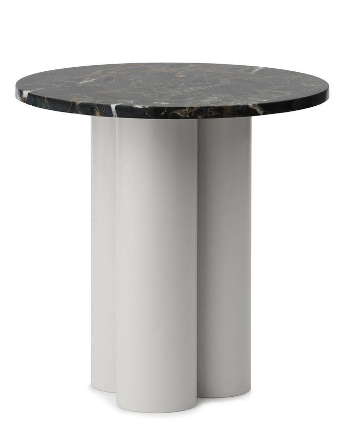 Dit Coffee Table von Normann Copenhagen: Runder Beistelltisch mit Marmorplatte und drei zylindrischen, weißen Beinen.