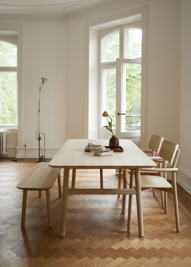 Heller Hven Tisch von Skagerak mit Bank und Stühlen in einem hellen Raum.