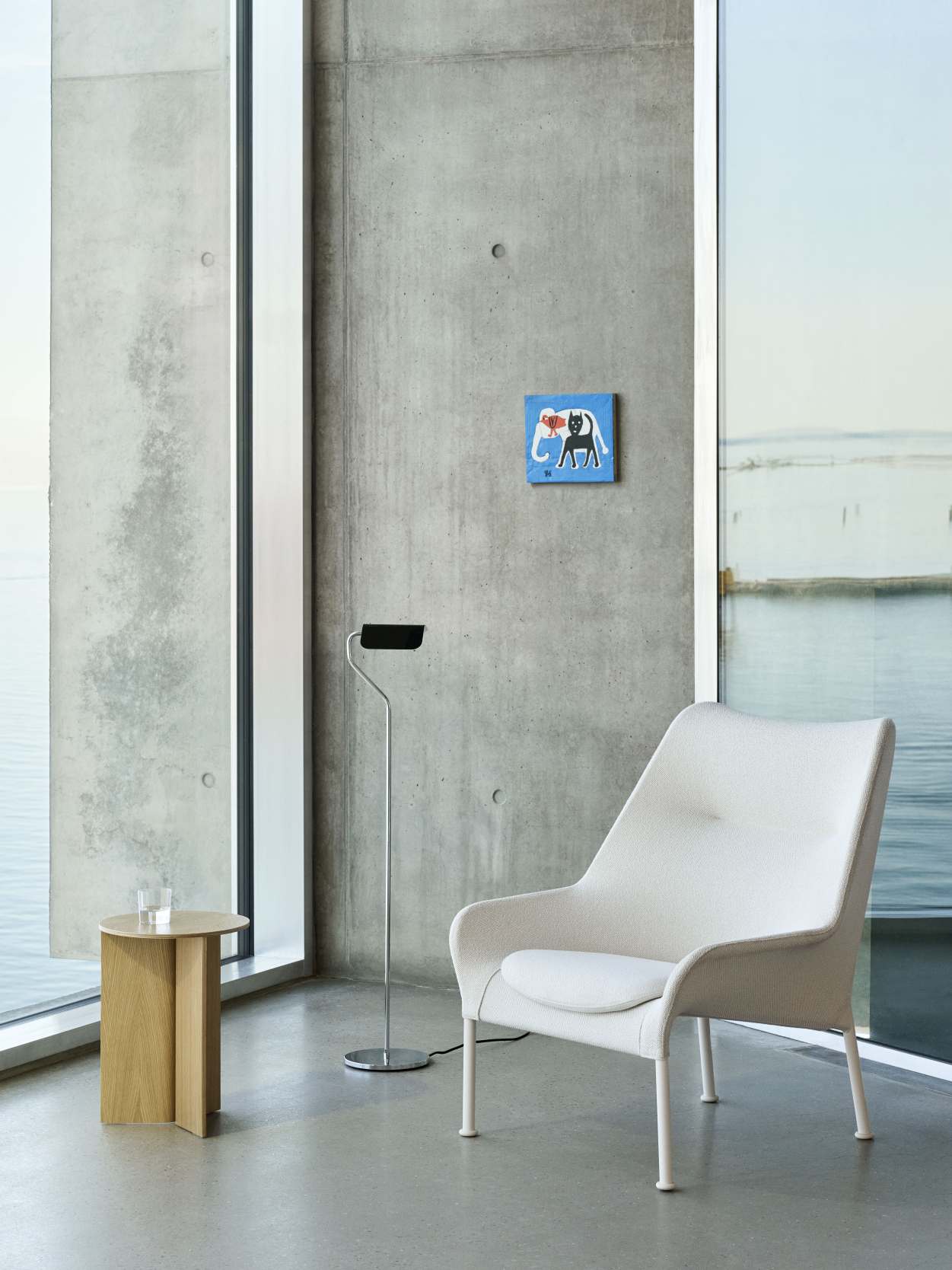 Heller 02 Lounge Chair Sessel von Hay in modernem Raum mit Betonwand und Meerblick.