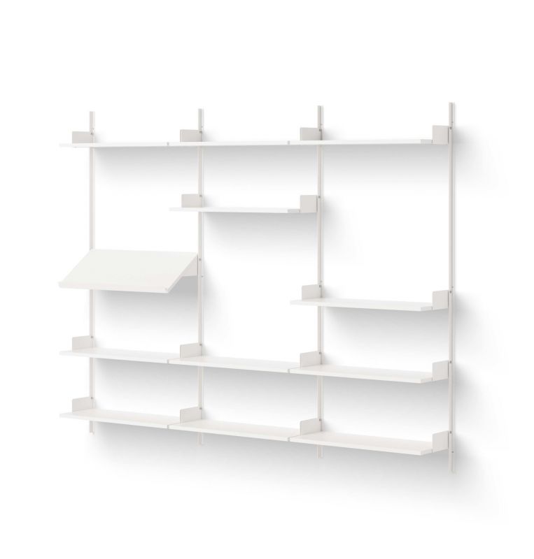 Weißes Display Wandregal von New Works, modernes Design für Wohnzimmer und Büro.