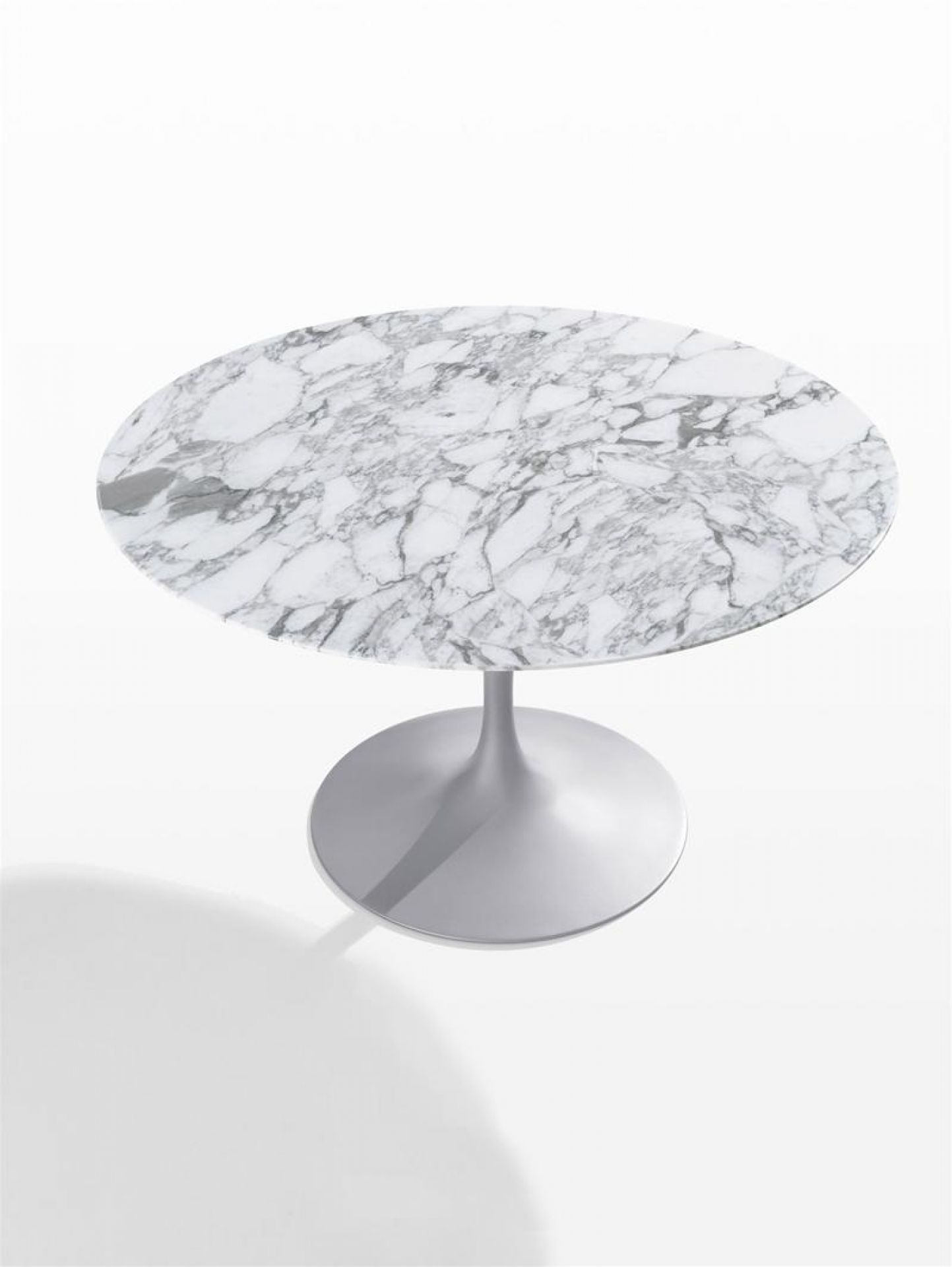 Saarinen Beistelltisch von Knoll International mit runder Marmorplatte und grauem Fuß. Designklassiker.