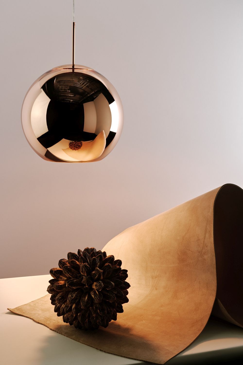 Kupferfarbene Kugel-Pendelleuchte aus Metall, moderne Hängelampe für Wohnzimmer und Esszimmer, stimmungsvolle Beleuchtung.