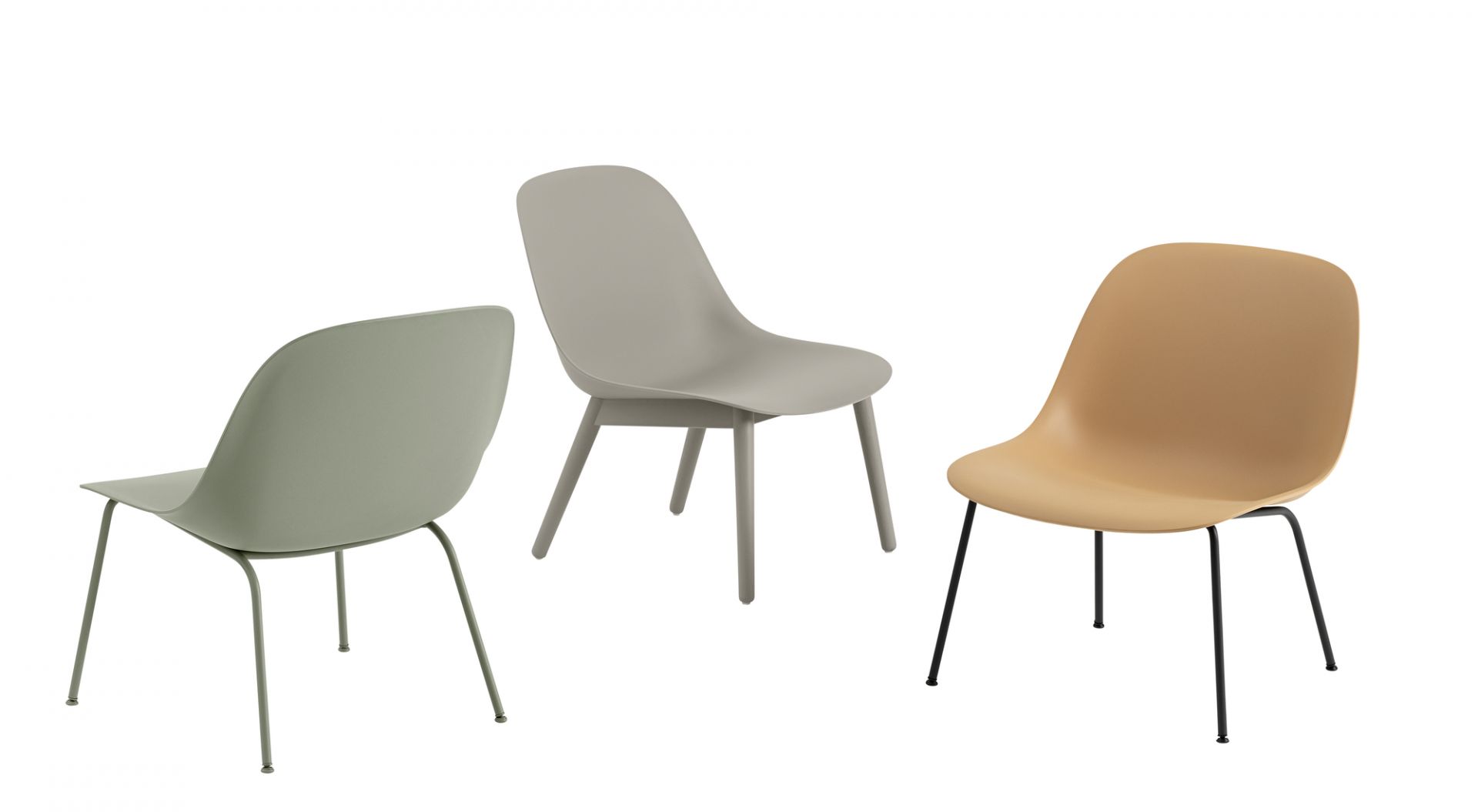 Drei Muuto Fiber Lounge Stühle mit Tube Base Gestell in Grün, Grau und Beige.