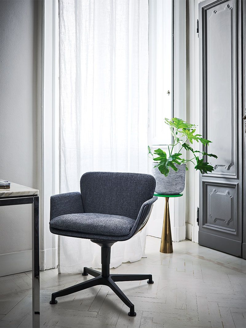 Grauer KN06 Stuhl von Knoll International mit Armlehnen und schwarzem Drehfuß.