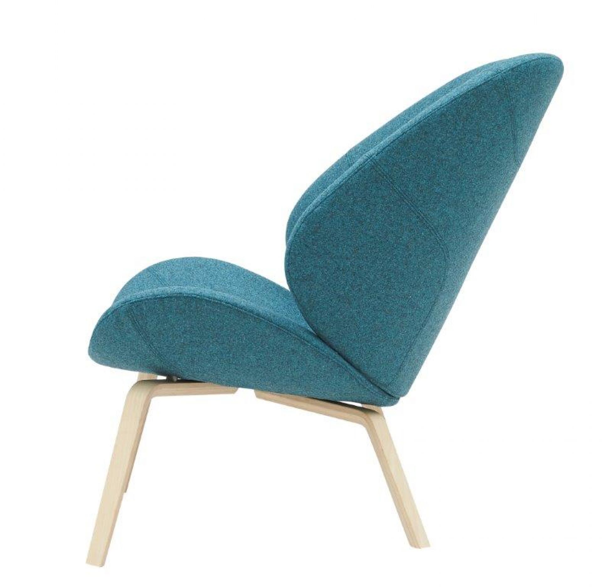Nahaufnahme des Eden Sessels Softline mit blauem Stoffbezug und hellem Holzfußgestell.