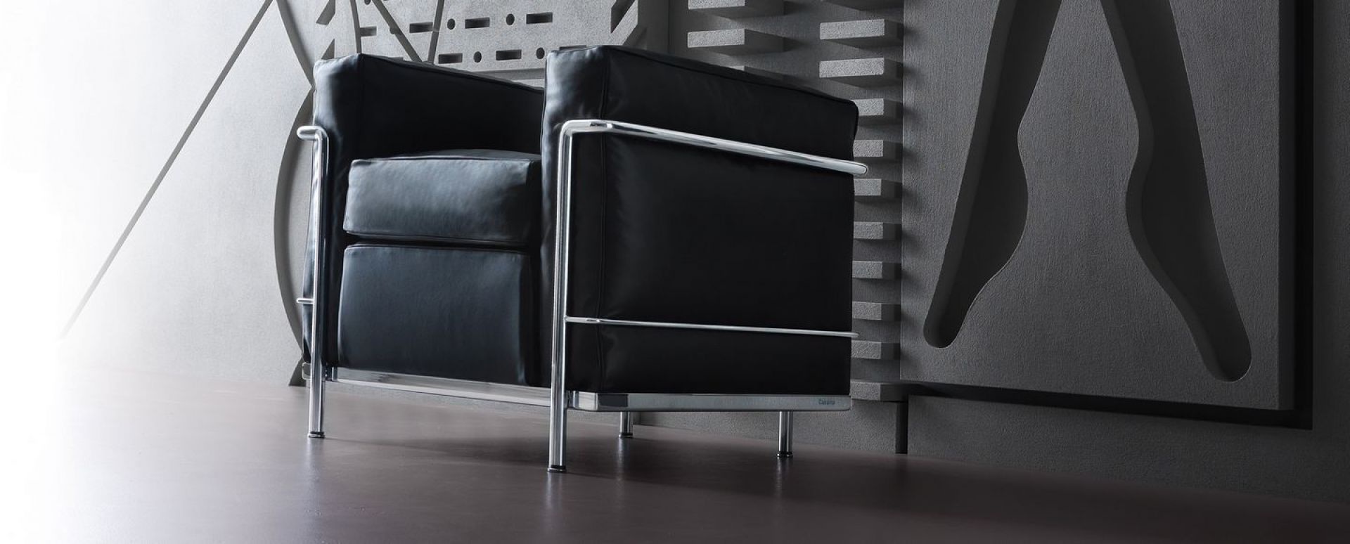 Schwarzer Cassina Grand Confort Sessel mit verchromtem Stahlrohrgestell, modernes Design für Wohnzimmer und Büro.