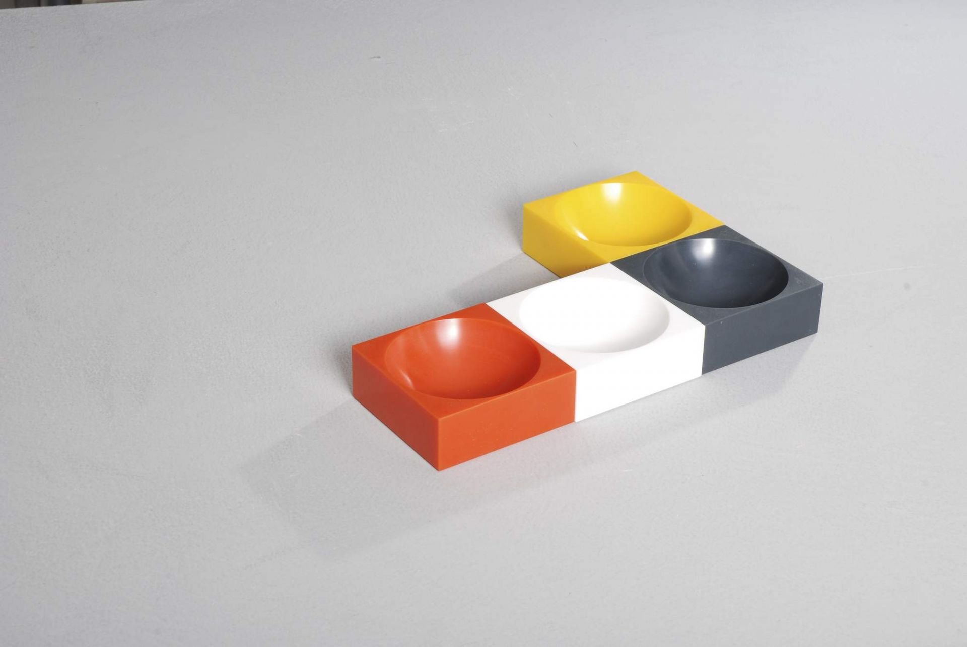Modul 4 Magnetic Bowl Schale Farmer 4er-Set in Gelb, Orange, Weiß und Grau.