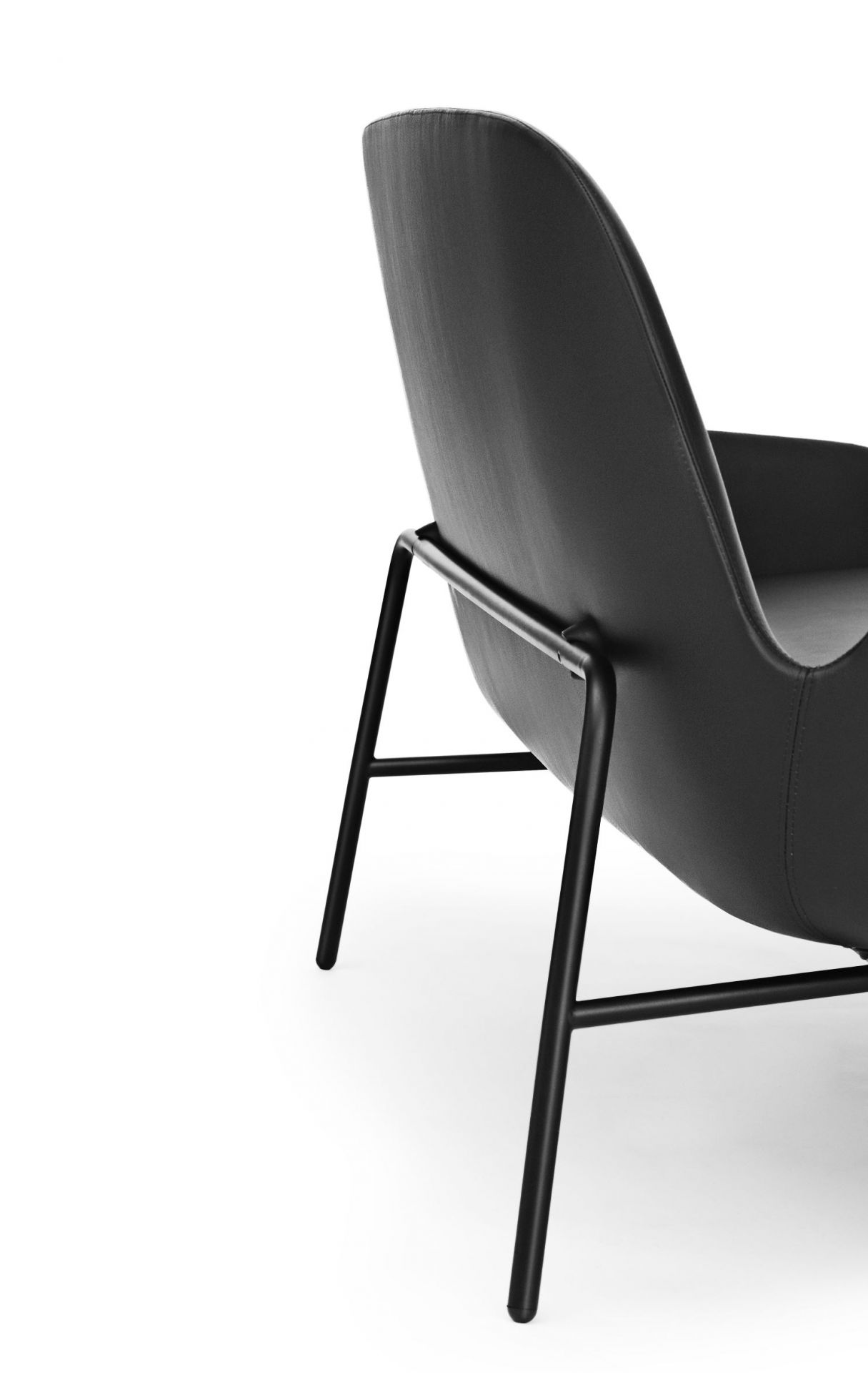 Schwarzes Era Sofa von Normann Copenhagen, Lederbezug und filigranes Metallgestell, Rückansicht.