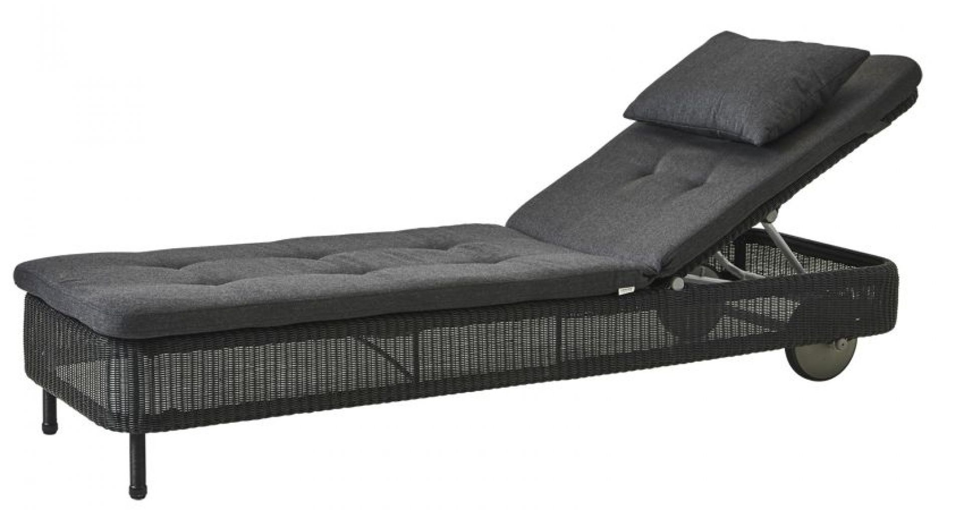 Schwarze Cane-Line Sonnenliege "Presley" mit grauem Outdoor-Kissensatz und QuickDry-System für komfortables Sonnenbaden im Garten.