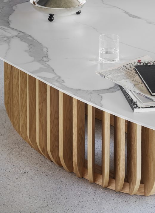 Detailansicht des Juice Tischs von Miniforms mit Statuario Bianco Marmorplatte und Holzgestell.