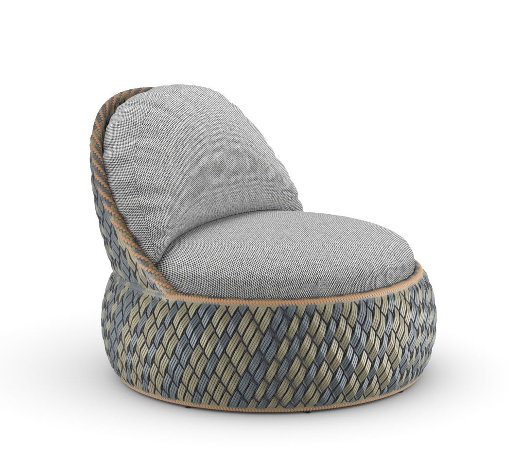Dala Lounge Chair: Geflochtener Sessel mit grauem Polster, ideal für Garten und Terrasse.