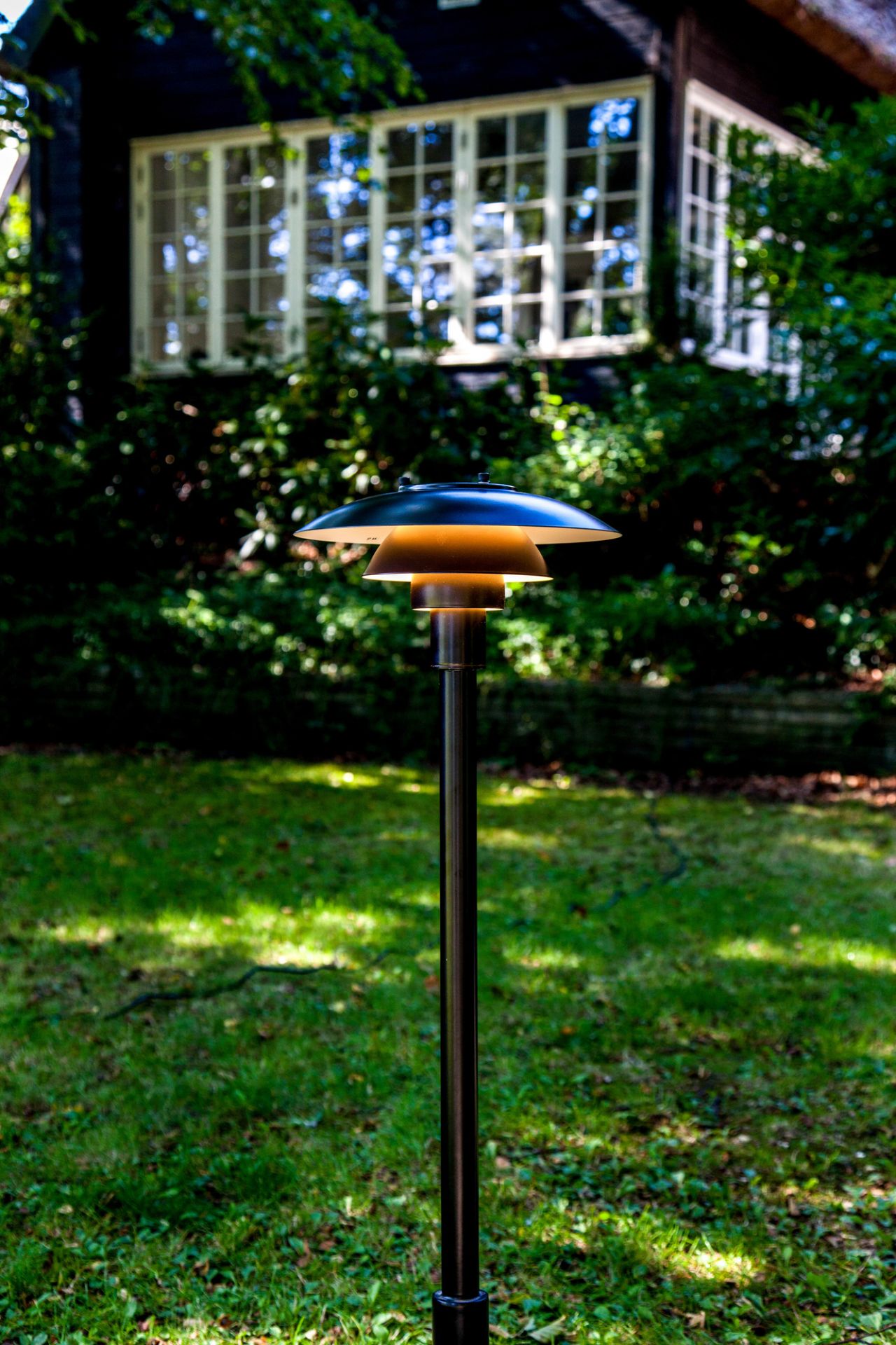 PH Pollerleuchte von Louis Poulsen für den Außenbereich, moderne Gartenbeleuchtung auf Rasen.