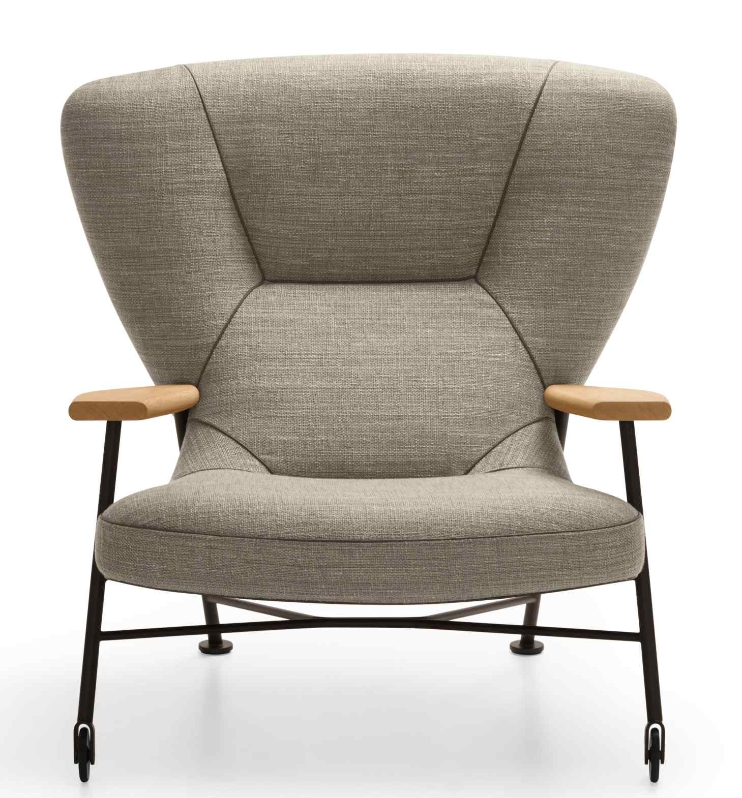Frontansicht des Walter Knoll Shinzo Lounge Chair Sessels mit grauem Stoffbezug und Holzarmlehnen.