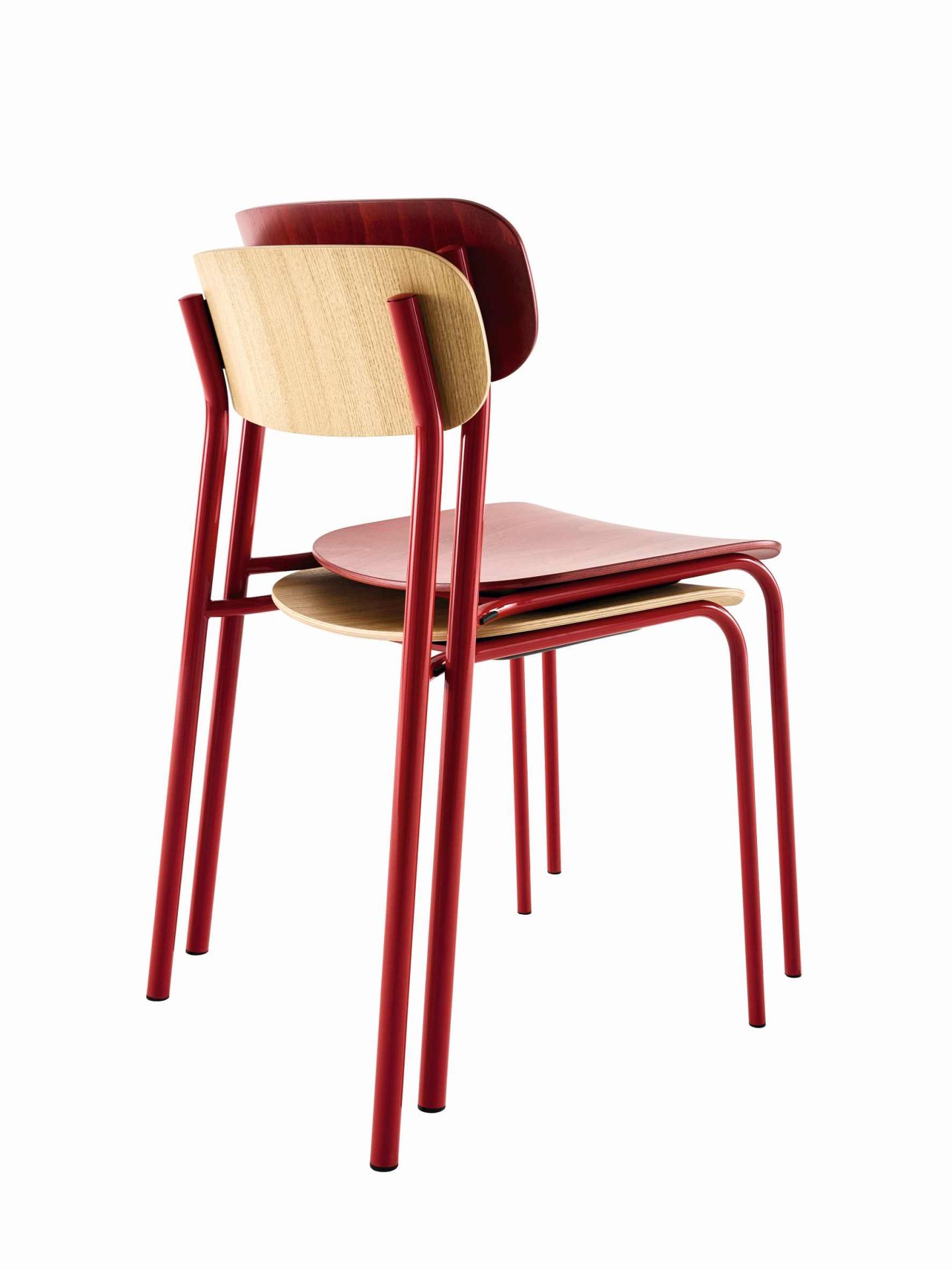 Zwei S 243 Stahlrohrstühle von Thonet in Rot und Holz gestapelt, minimalistisches Design.