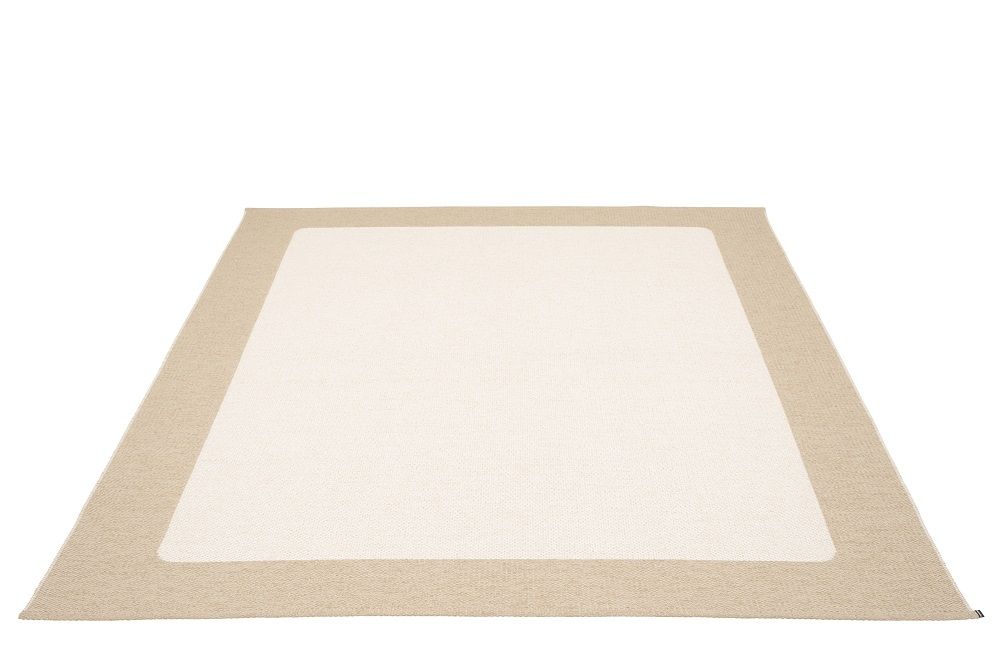 Beige-vanillefarbener Ilda Kunststoffteppich von Pappelina, 180x180 cm, rechteckig, für Innen- und Außenbereich.