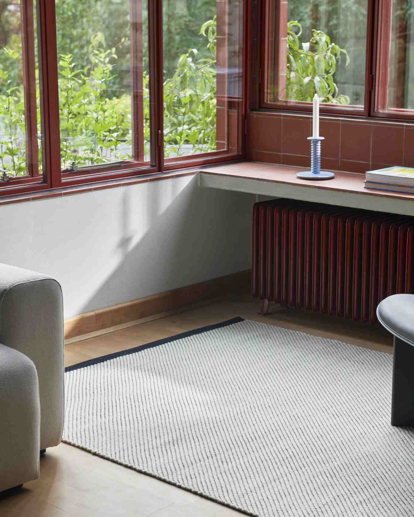 Hay Bias Rug Tint Teppich Ocean Tint (200x300) im Raum, gestreifter Teppich, modernes Design.