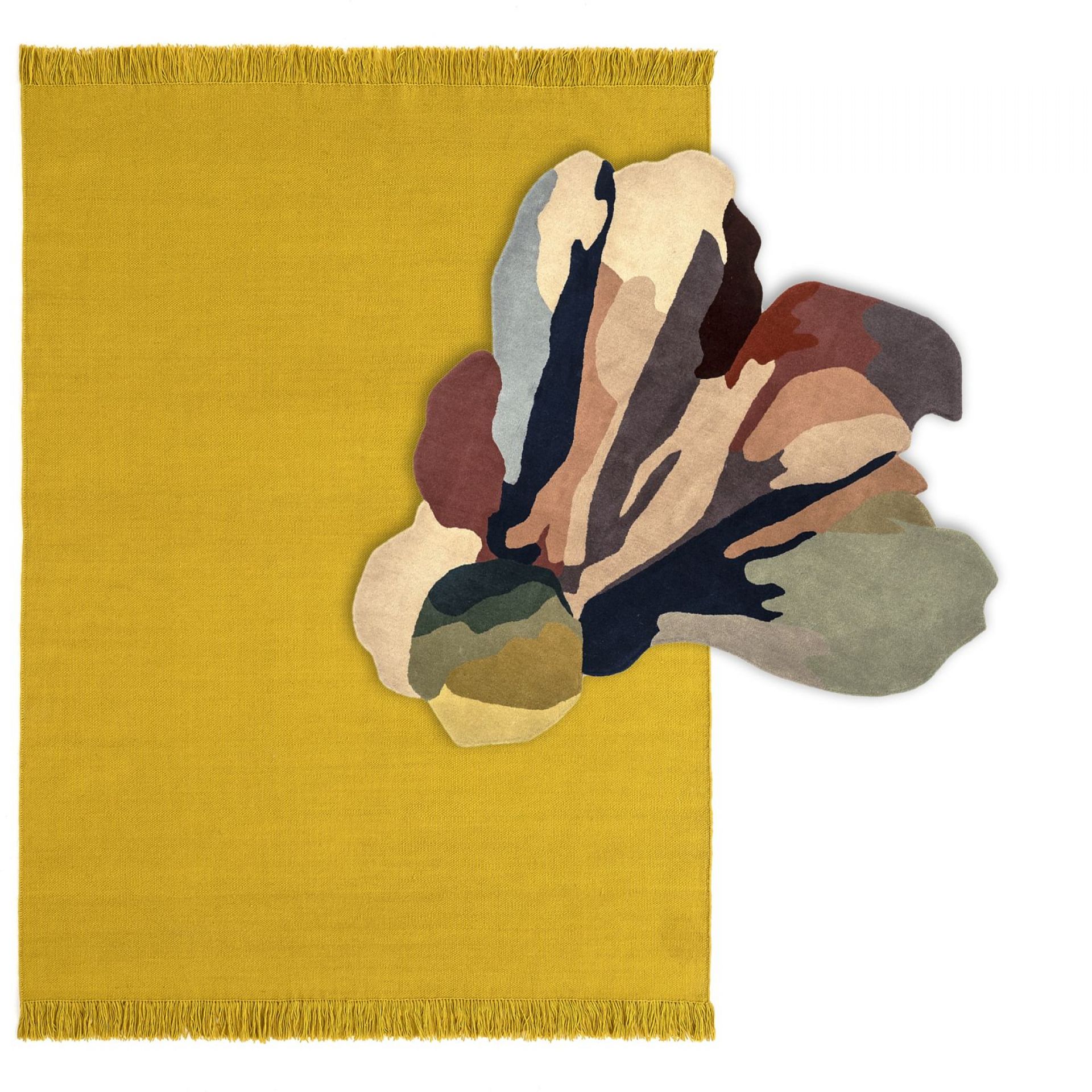 Nanimarquina Flora Bloom Teppich, 150x166 cm, mit abstraktem Blumenmuster auf senfgelbem Grund, modernes Wohnaccessoire.