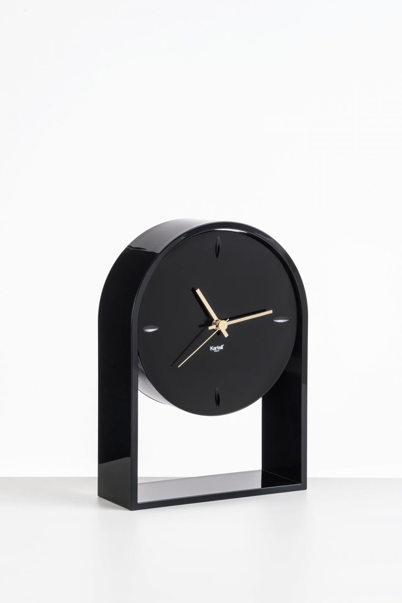 Schwarze Air du Temps Tischuhr von Kartell: Moderne Designeruhr mit goldenen Zeigern für Wohnzimmer und Büro.