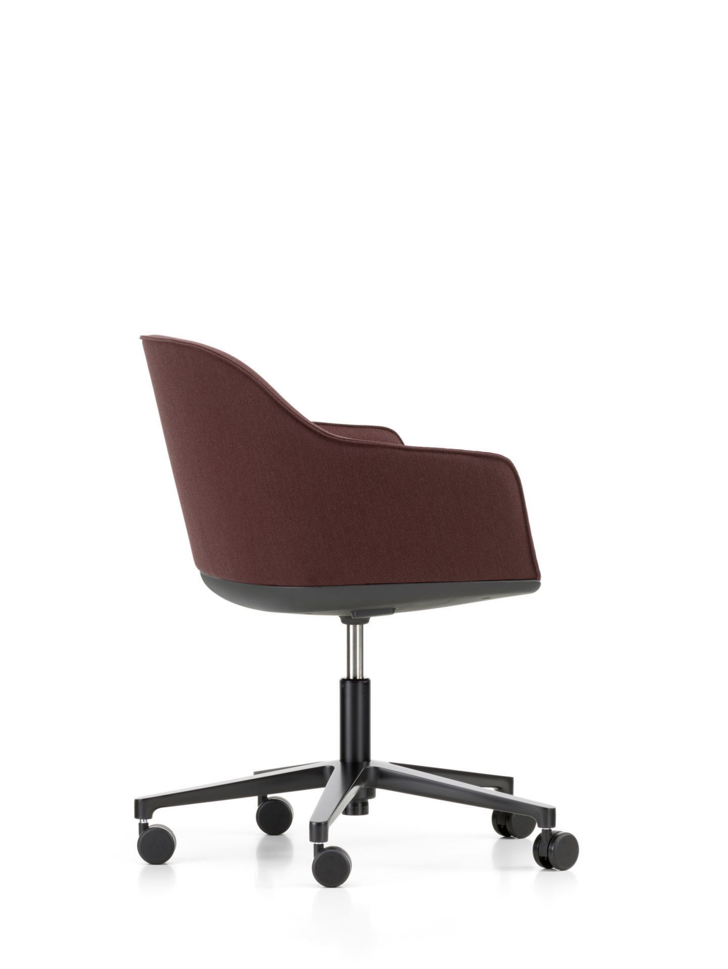 Vitra Softshell Chair mit braunem Stoffbezug und schwarzem Fünfsternfuß, seitliche Ansicht auf weißem Hintergrund.