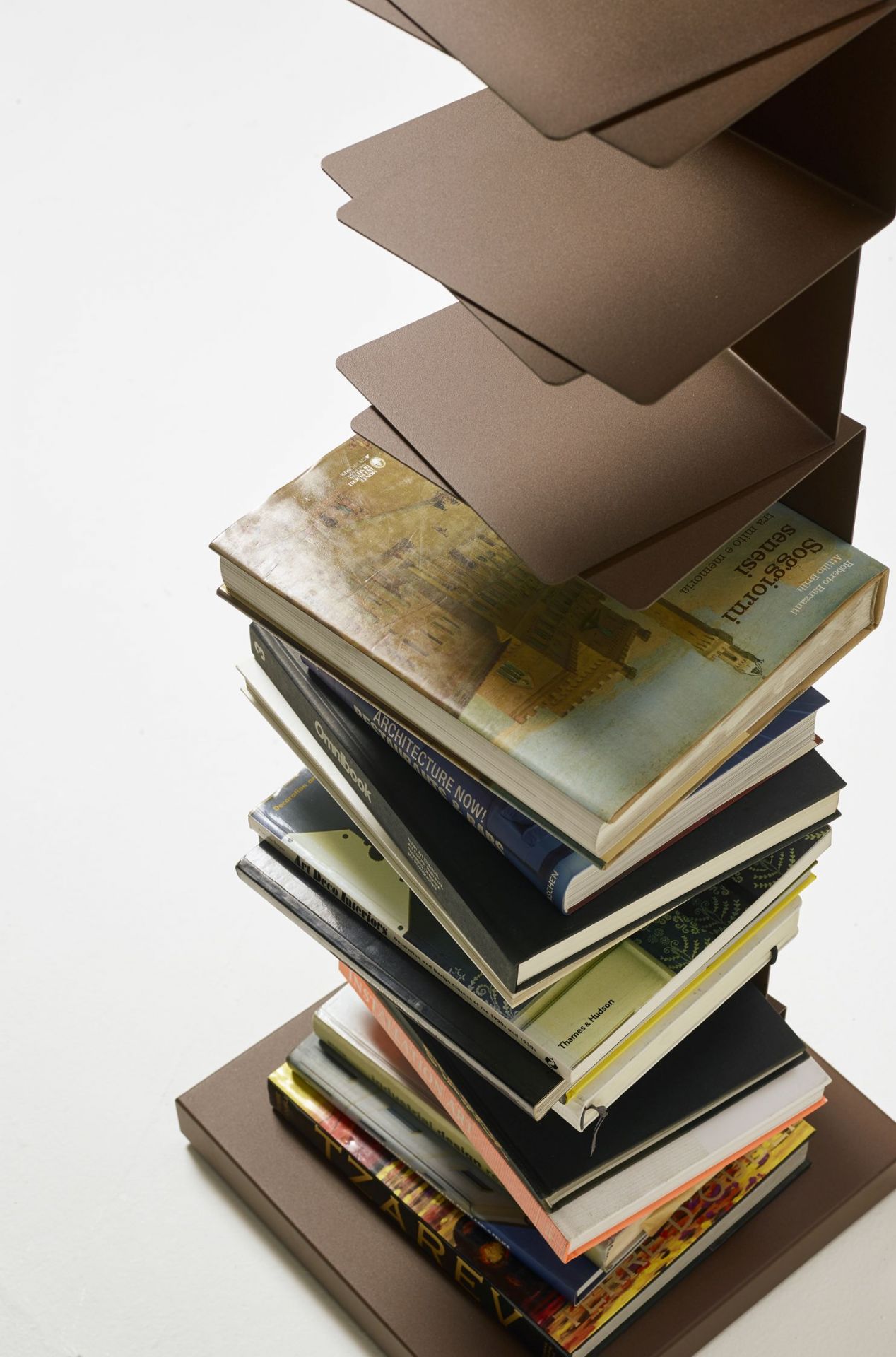Ptolomeo Bücherregal Original von Opinion Ciatti, bronzefarben, gefüllt mit Büchern, modernes Design.
