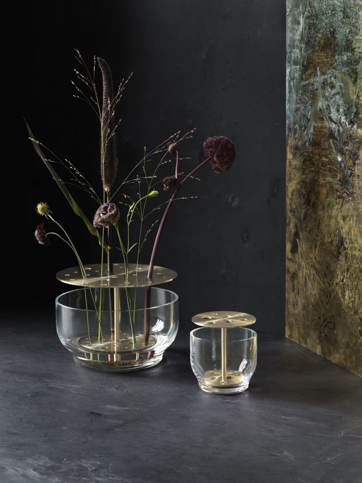 Ikebana Vase klein von Fritz Hansen mit Blumen, Glas und Messing für florale Kunst.