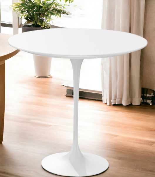 Weißer Saarinen Beistelltisch von Knoll International, runder Tisch mit zentralem Fuß, Höhe 52 cm.