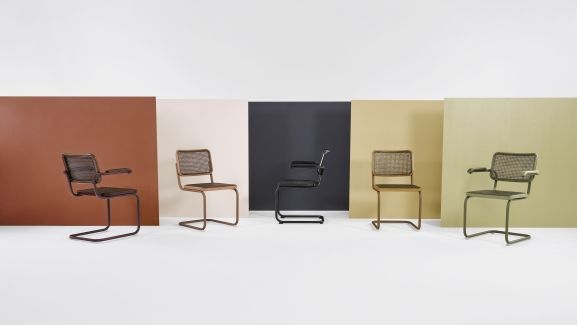 Produktfoto: Fünf verschiedene Thonet S 64 Freischwinger Stühle in diversen Farben vor farbigen Hintergründen.