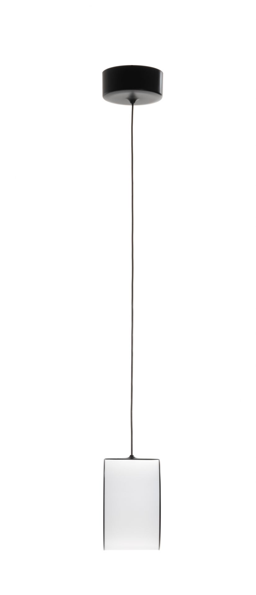 Lost Pendelleuchte von Magis: Minimalistische Hängelampe mit zylindrischem, weißem Lampenschirm und schwarzer Aufhängung.